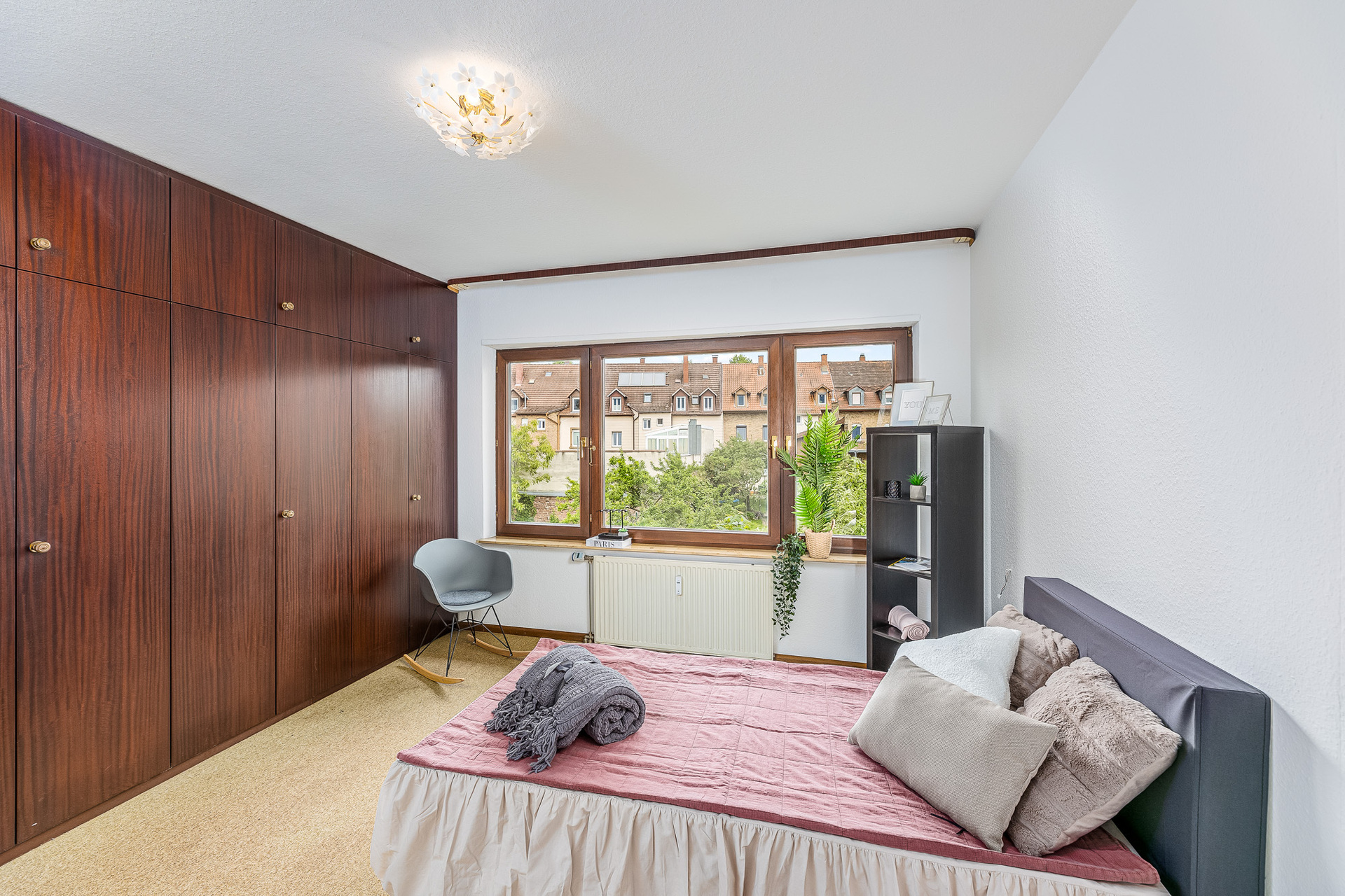 Viel Platz zum Entfalten! Zentral gelegene 6-Zimmer-Wohnung mit 2 TG-Stellplätzen in Ettlingen - Schlafzimmer
