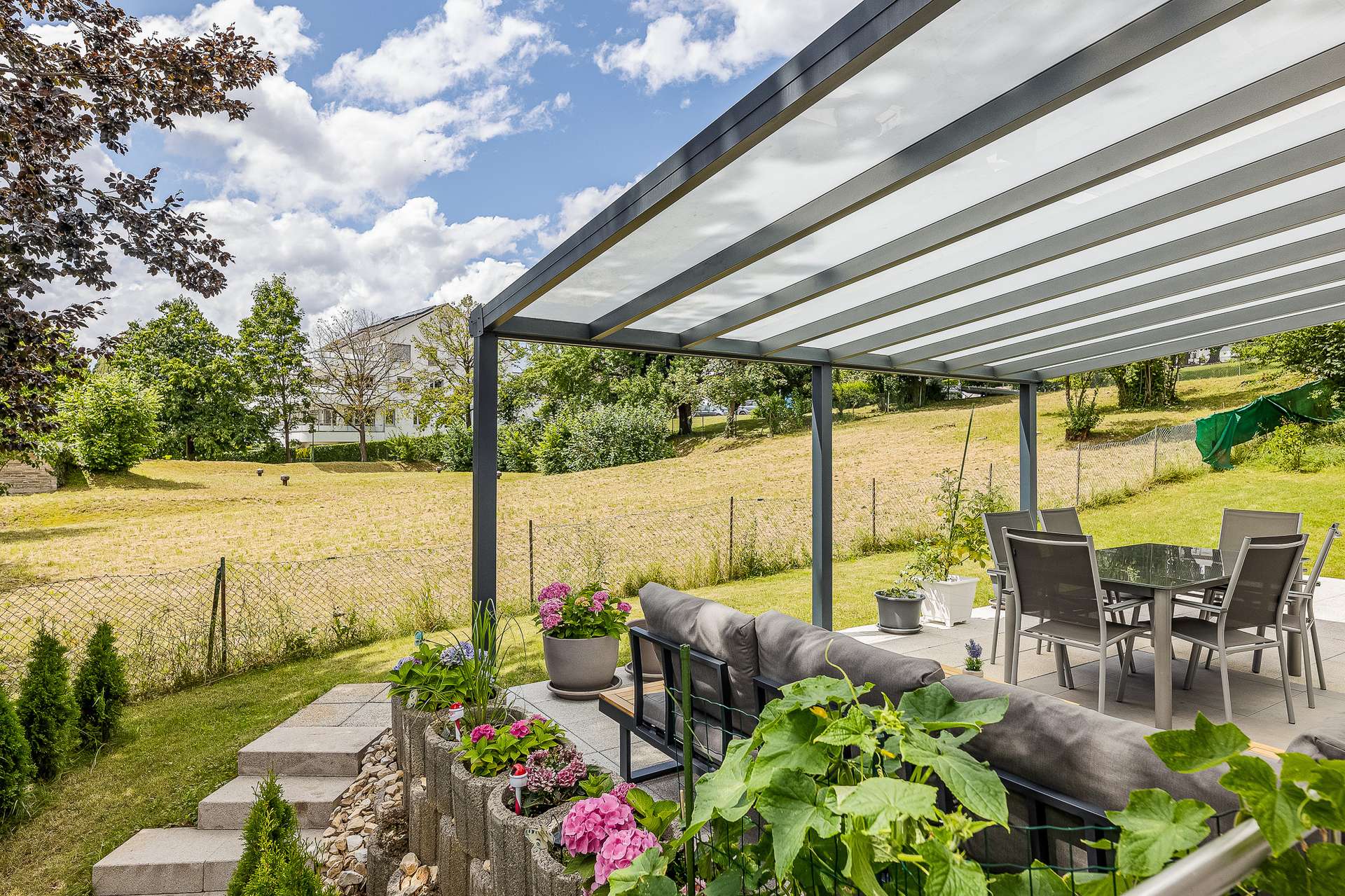 Garten - Das Wohnglück gefunden: Moderne 4-Zimmer-Wohnung mit hochwertiger Ausstattung und tollem Garten