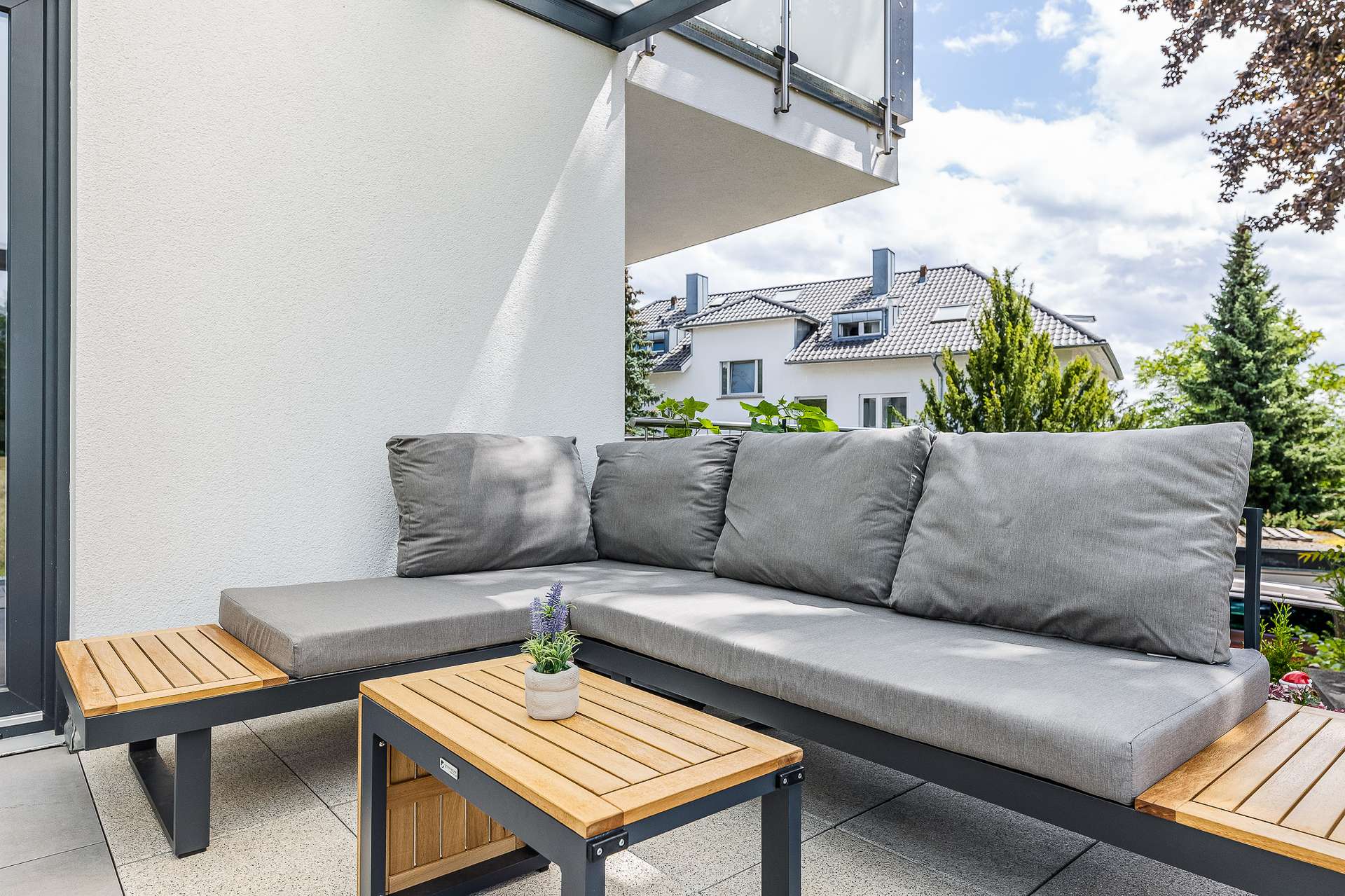 Lounge im Garten - Das Wohnglück gefunden: Moderne 4-Zimmer-Wohnung mit hochwertiger Ausstattung und tollem Garten