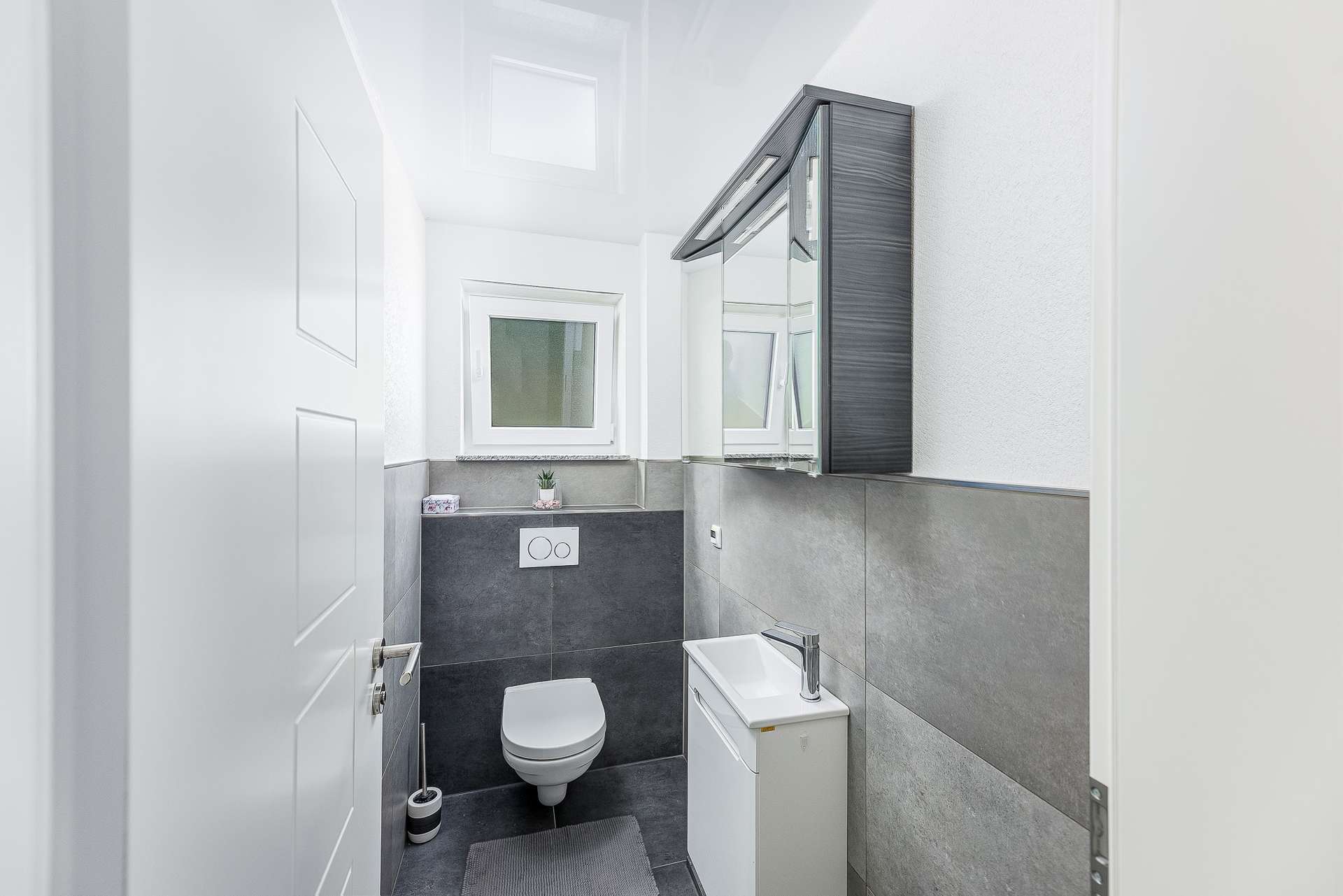 Gäste-WC - Das Wohnglück gefunden: Moderne 4-Zimmer-Wohnung mit hochwertiger Ausstattung und tollem Garten